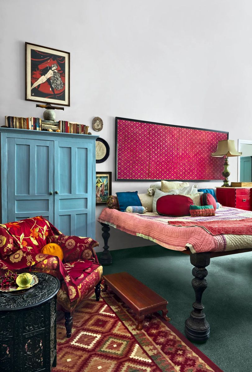 Trong phòng ngủ của Công chúa Singh, một chiếc giường chạm khắc tinh xảo trải đệm và mền do cô thiết kế riêng.