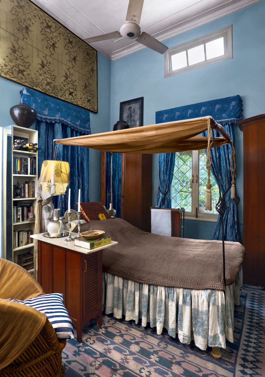 Trong một phòng cho khách, Công chúa Singh đã thiết kế mái che cho một chiếc giường đơn cũ được tìm thấy ở Goa. 