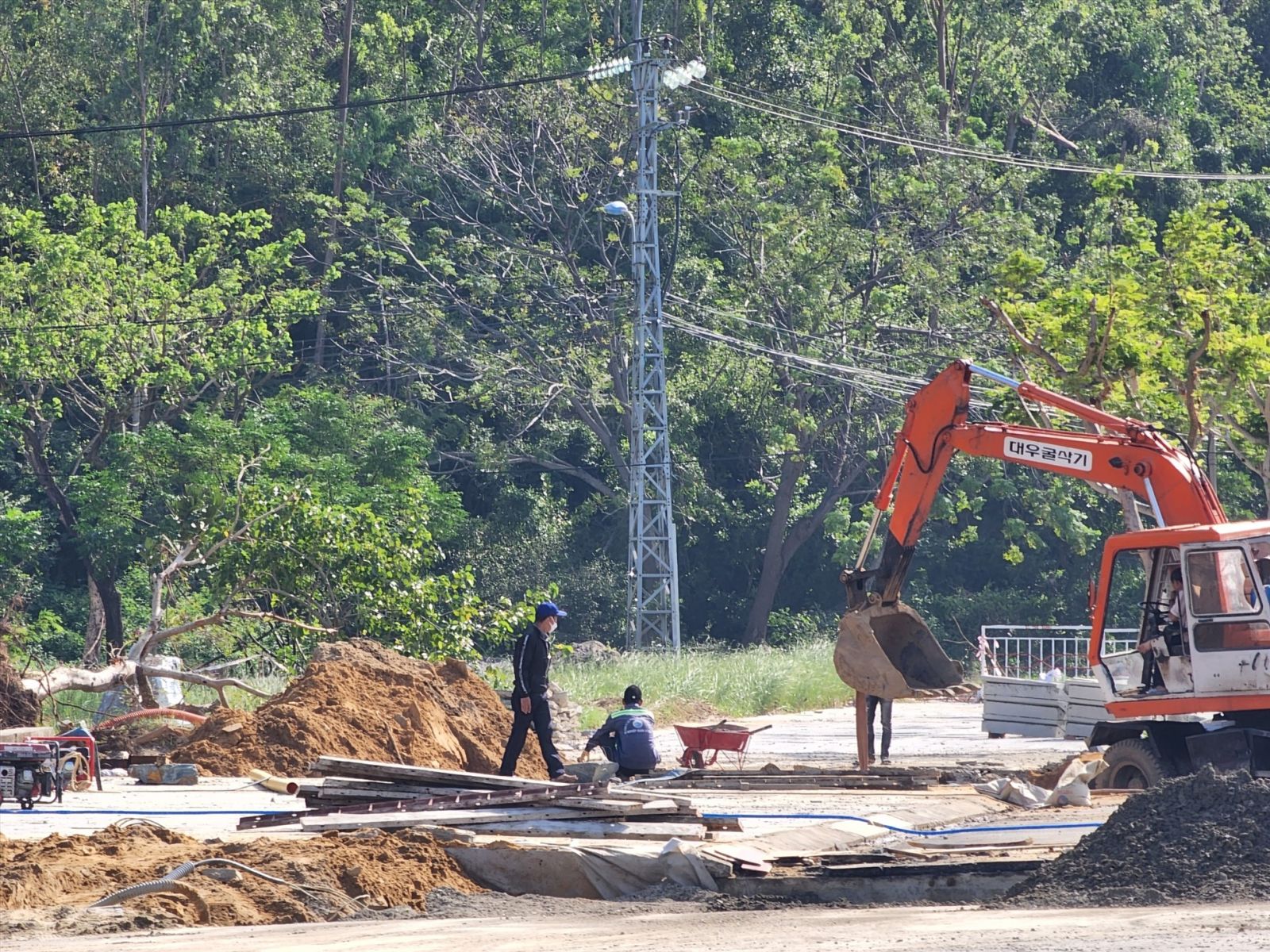 Sạt lở đất nghiêm trọng tại Đà Nẵng