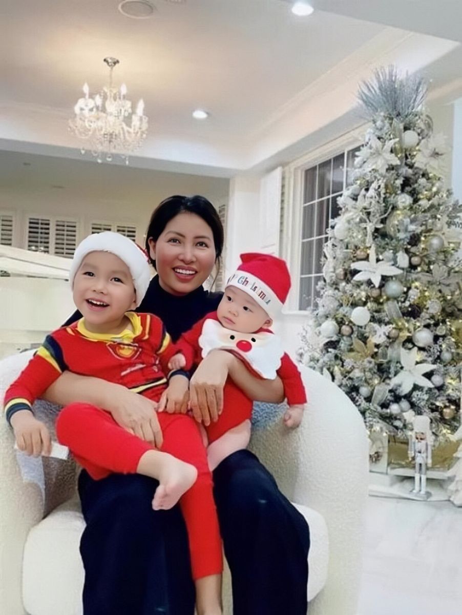 Mẹ và 2 con của Phạm Hương