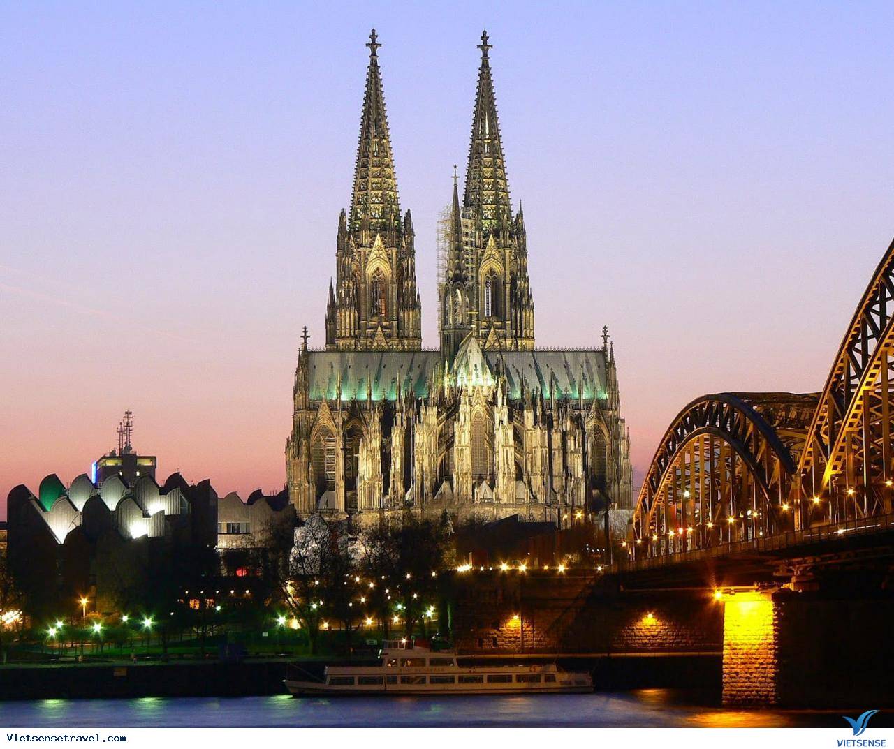 Nhà thờ Cologne được xây dựng với đôi tháp cổ kính