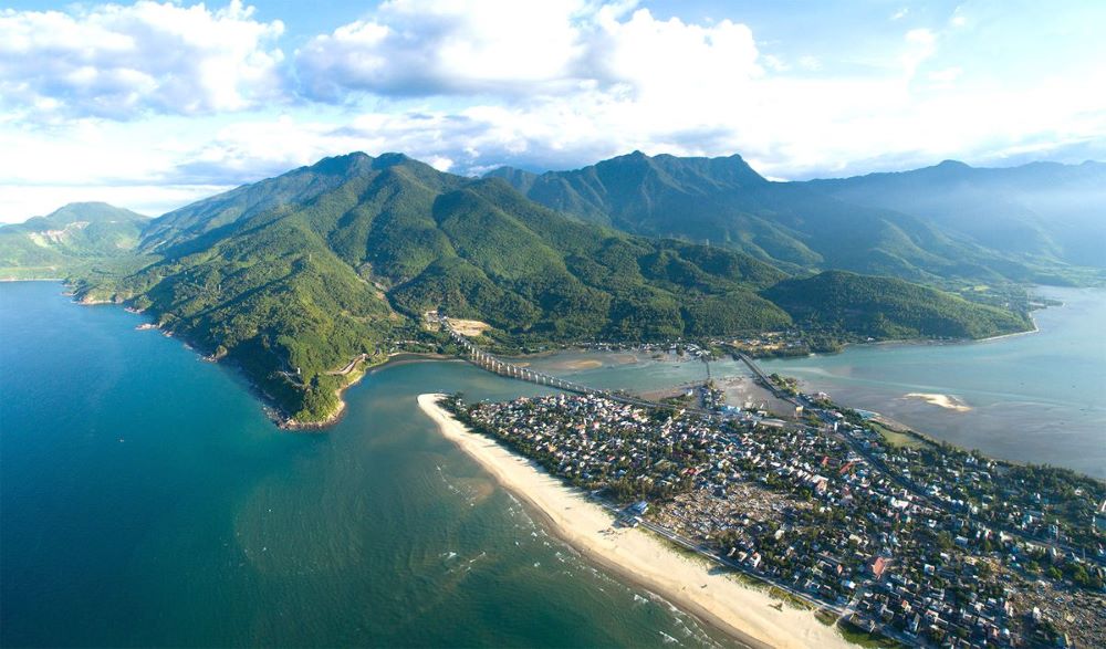 Vịnh Lăng Cô, huyện Phú Lộc.