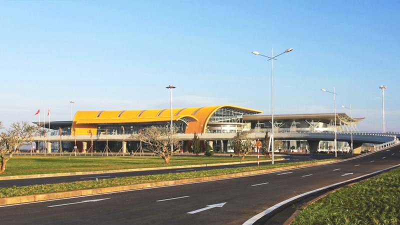 Sân bay Liên Khương nằm trên đường quốc lộ 20 thuộc địa phận thị trấn Liên Nghĩa của huyện Đức Trọng