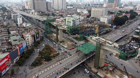 Thi công cầu cạn trên cao tại khu vực cầu vượt Ngã tư vọng nối đường Đại La với đường Trường Chinh.