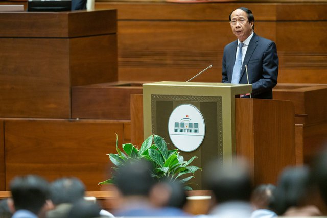 Phó Thủ tướng Chính phủ Lê Văn Thành trình bày Tờ trình về dự án Luật Đất đai (sửa đổi)