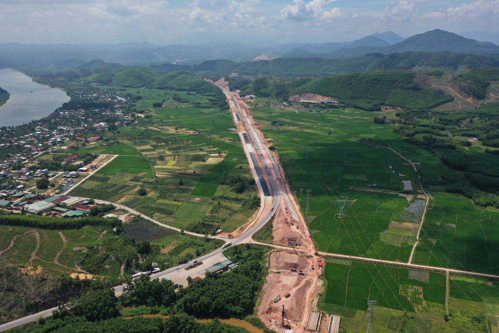 Cao tốc Cam Lộ - La Sơn.