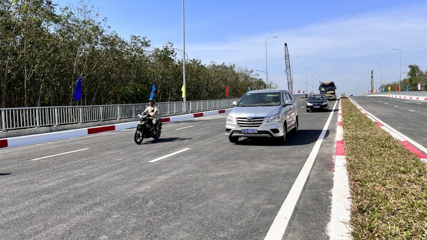 Tây Ninh cũng chi 517 tỉ đồng cho dự án mở rộng đường Đất Sét - Bến Củi dài toàn tuyến hơn 16,9 km, để kết nối với cây cầu.