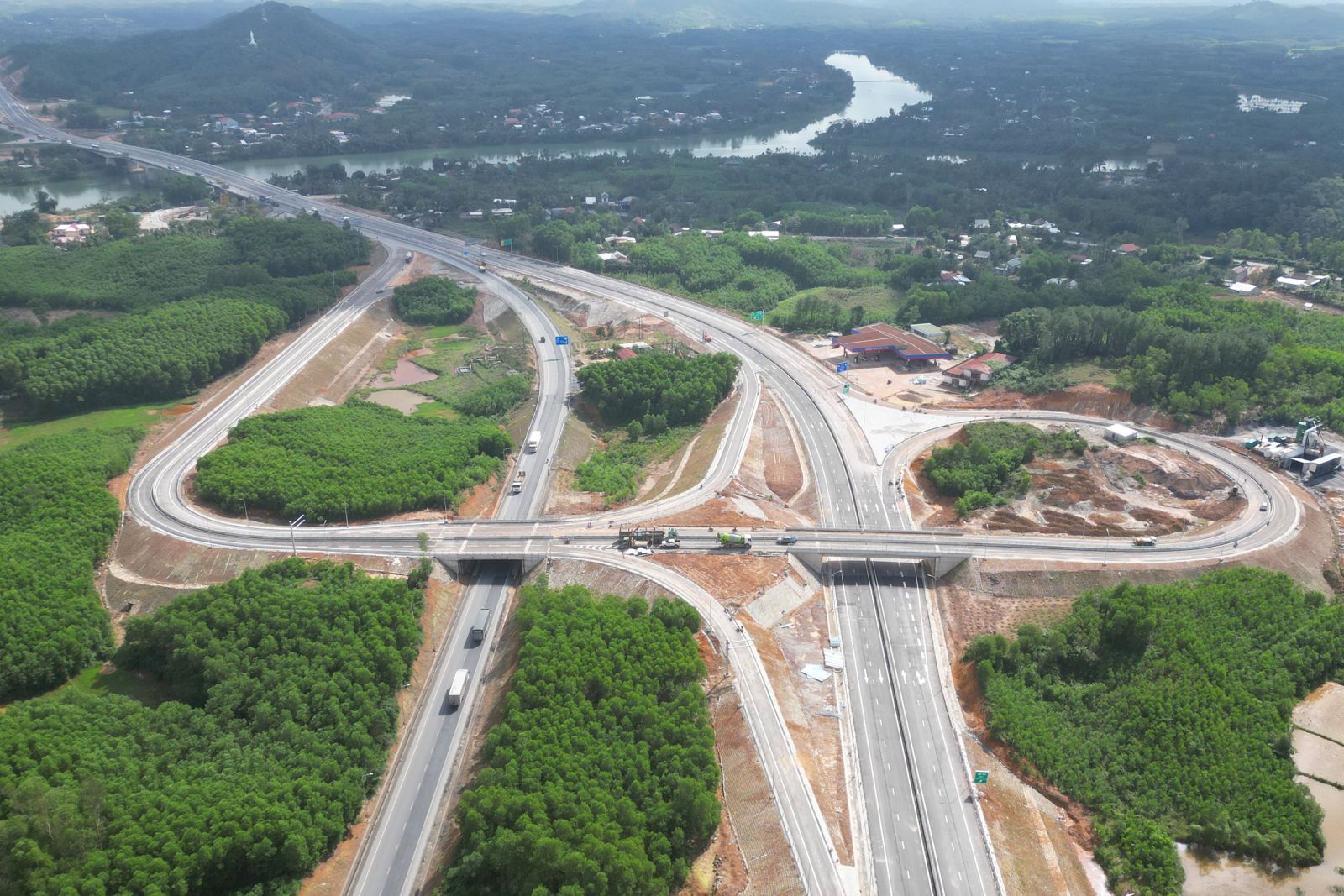 Cao tốc Cam Lộ - La Sơn có điểm đầu tại quốc lộ 9, xã Cam Hiếu, huyện Cam Lộ, tỉnh Quảng Trị