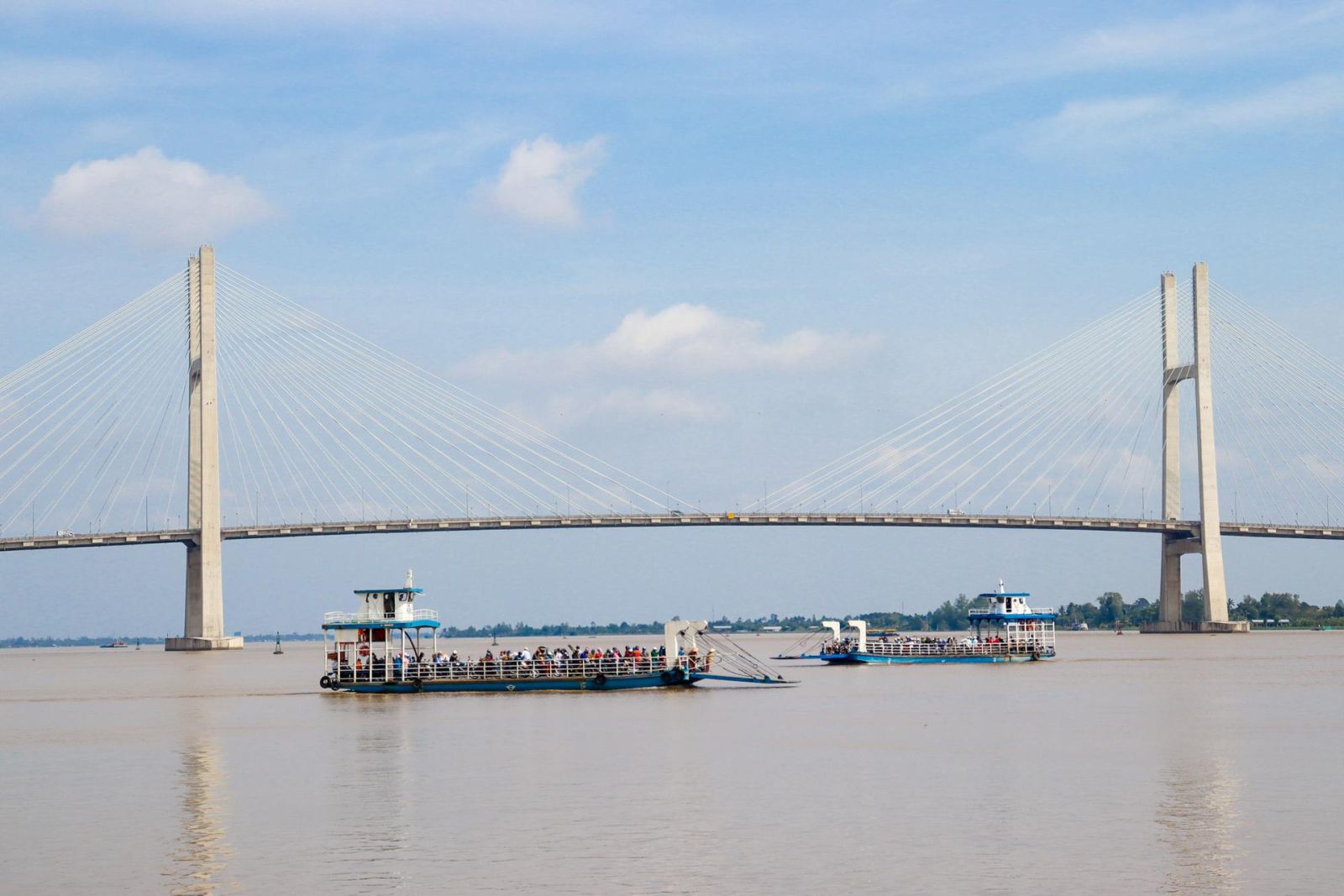 cây cầu đi qua sông Tiền và sông Hậu