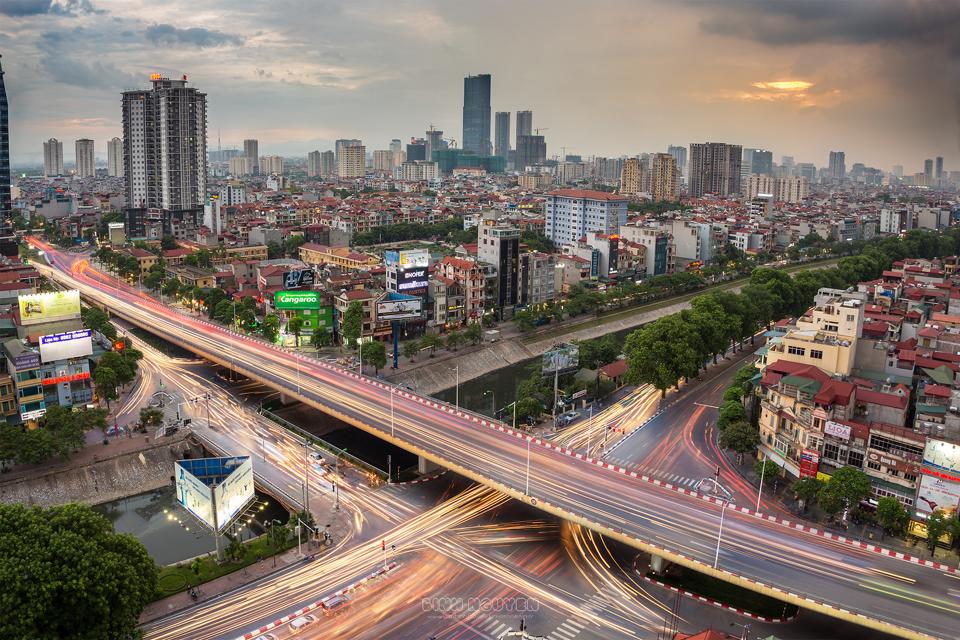 Tốc độ đô thị hóa và gia tăng dân số diễn ra ngày càng nhanh đang tạo ra sức ép lớn với các quận lõi nội đô Hà Nội (Ảnh minh họa: Ashui.com)