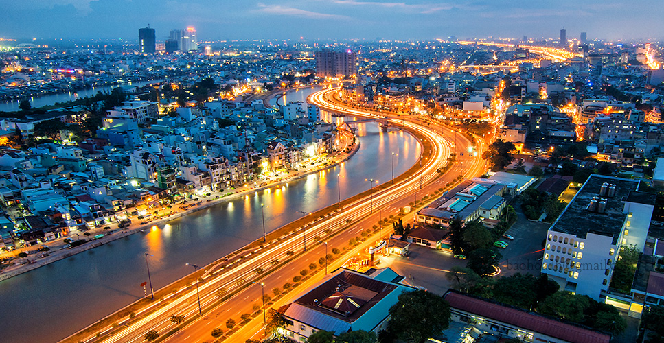 Sông Sài Gòn với nhiều đoạn cong, khúc khuỷu. Do đó, tuyến đường ven sông không nhất thiết bám sát bờ sông. 