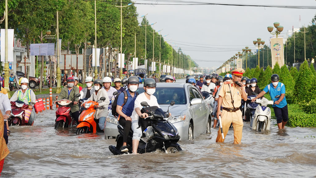 Ngập lụt càng nghiêm trọng hơn vào cuối năm khi triều cường kết hợp với mưa lớn làm cho hệ thống thoát nước quá tải.