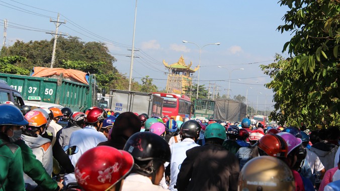 Lưu lượng xe trên quốc lộ 13 rất lớn
