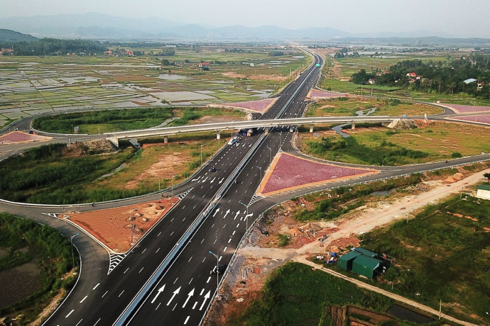 Thời gian hoàn thành hạng mục bổ sung đầu tư xây dựng hoàn chỉnh nút giao Thuận Nam (Km113 + 000) kết nối với ĐT.709 là 4 tháng.