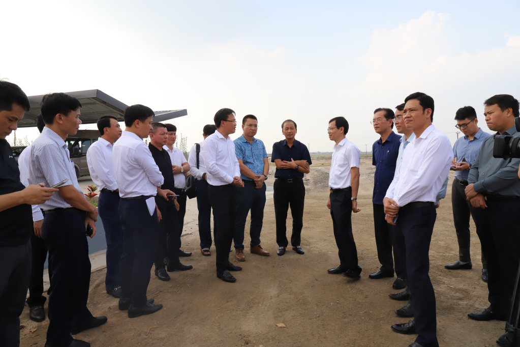 Ngày 27/10, đồng chí Nguyễn Hữu Nghĩa, Ủy viên BCH Trung ương Đảng, Bí thư Tỉnh ủy đã kiểm tra hoạt động triển khai hạ tầng kỹ thuật đối với một số khu công nghiệp tại tỉnh Hưng Yên.