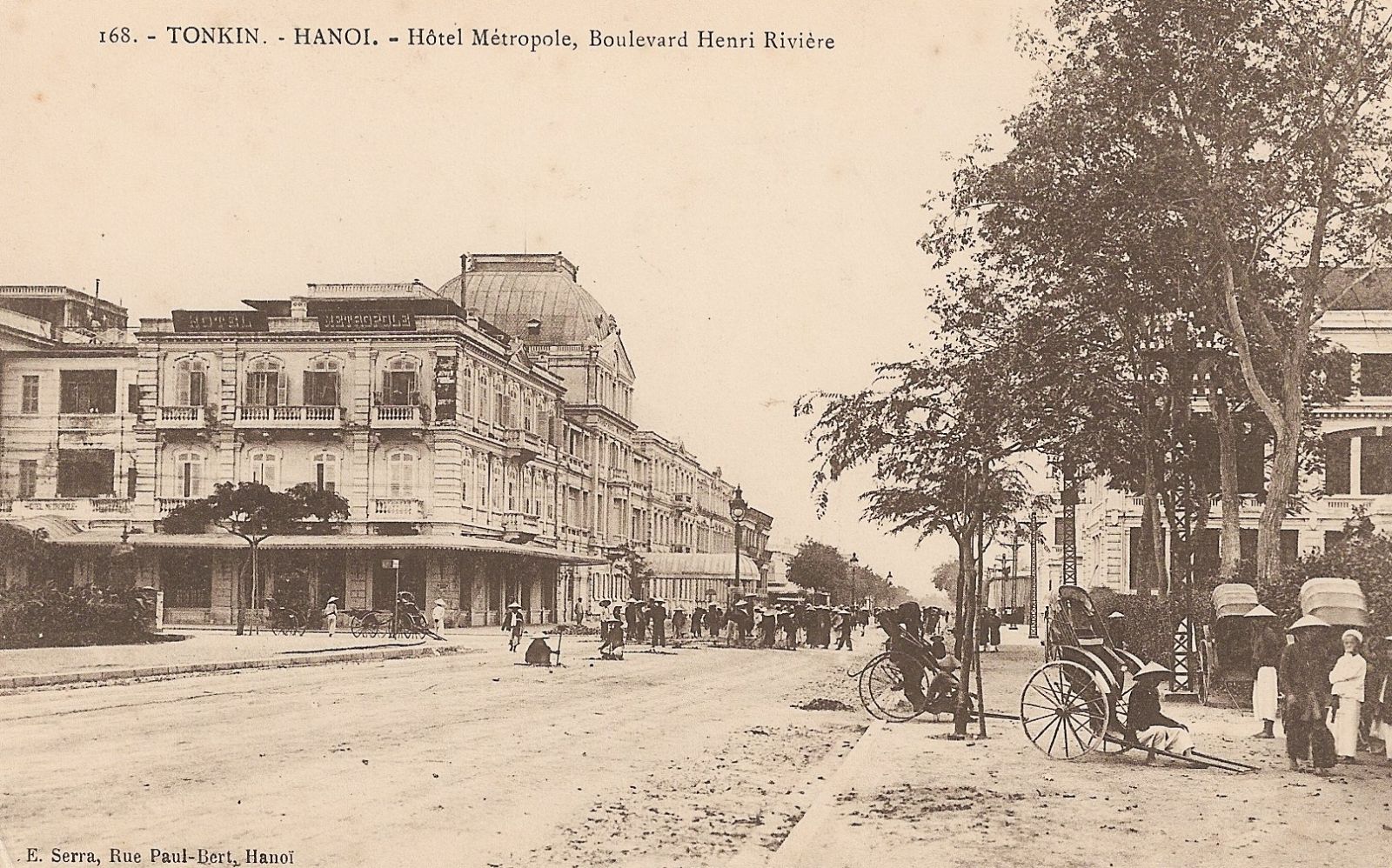 Đường Henri Rivière nay là Ngô Quyền với khách sạn Métropole sang trọng nhất và con đường ngang qua Dinh Thống sứ đang được rải nhựa