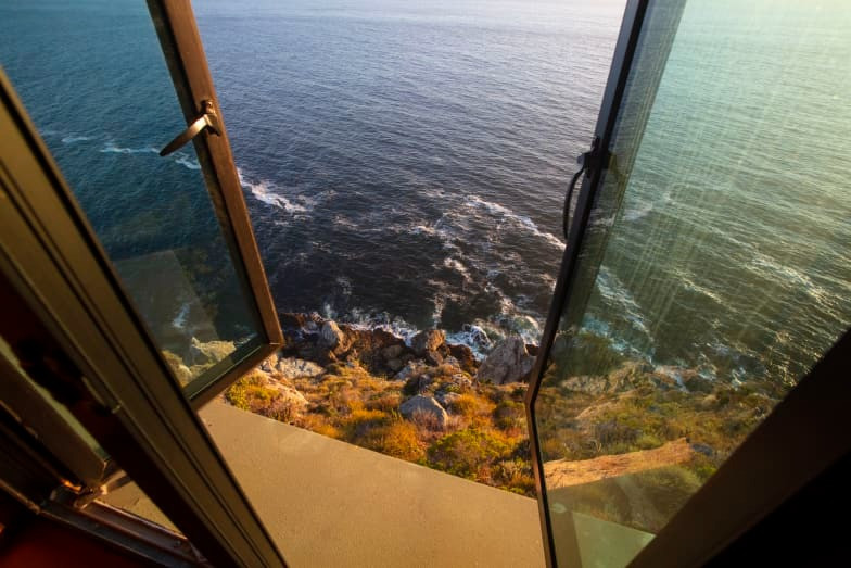 Độc đáo căn nhà trên vách đá view Thái Bình Dương 25 triệu USD