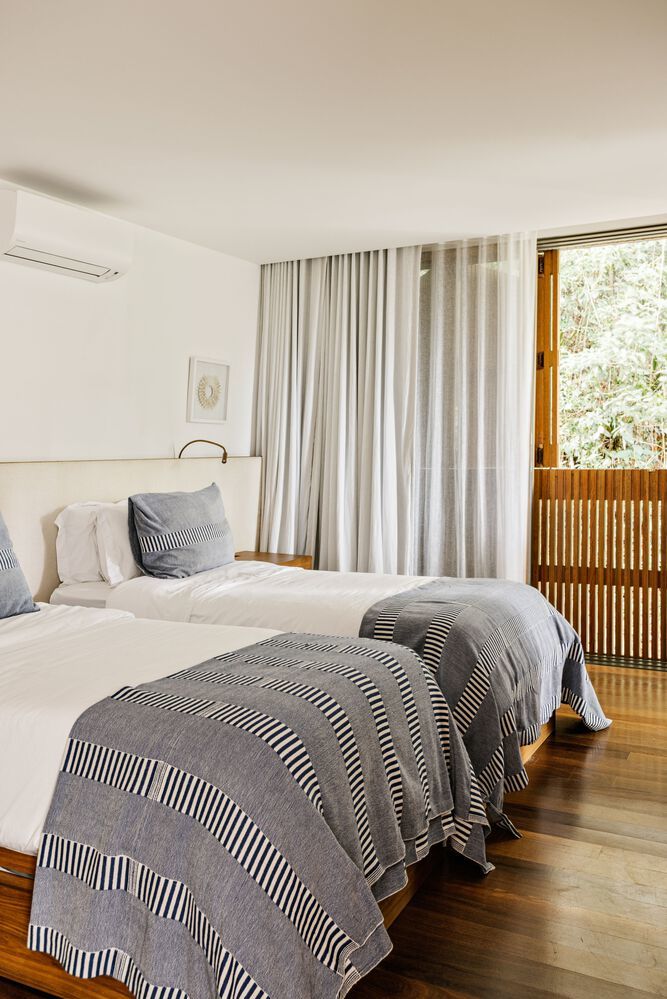 Các phòng ngủ gần như được trang trí theo tone màu thống nhất, thể hiện sự kết nối.