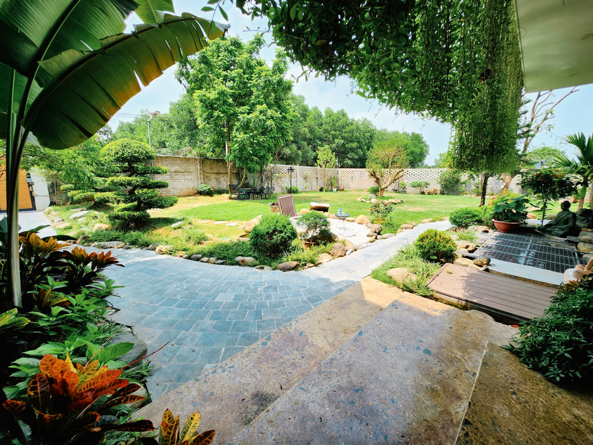Biệt thự 300 m2 có sân vườn, bể bơi bao quanh