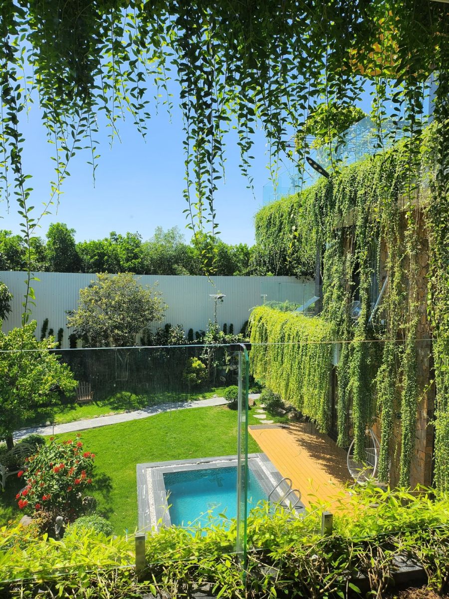 Biệt thự 300 m2 có sân vườn, bể bơi bao quanh