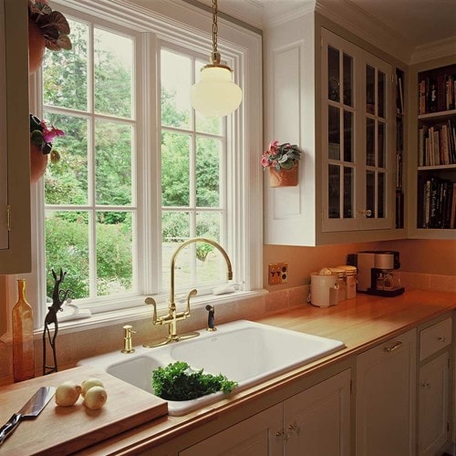 Ở khu vực nấu nướng và giặt rửa, cần ưu tiên thiết kế cửa sổ để đón ánh nắng.