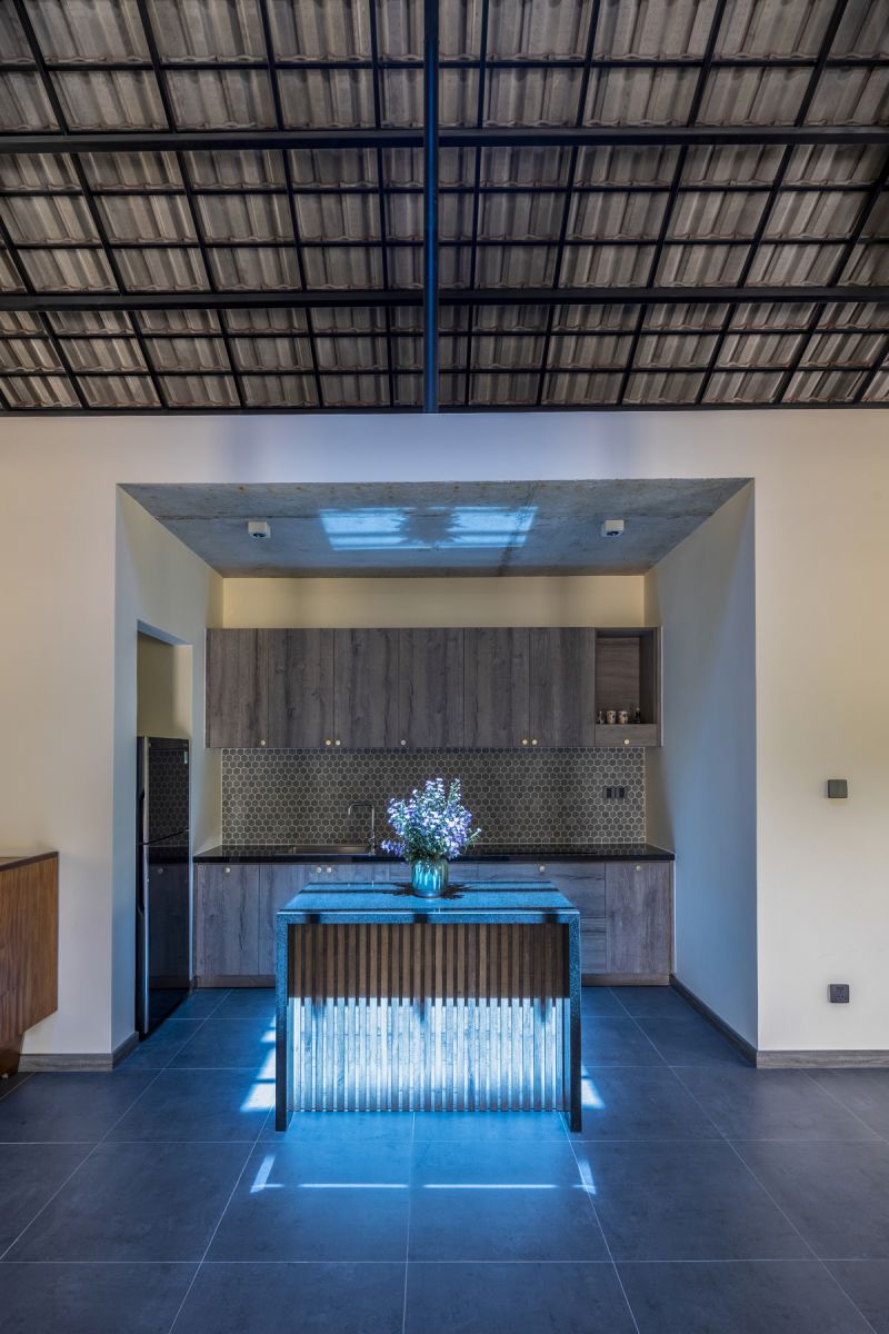 Ngôi nhà 210 m2 chống nắng bằng mái ngói hình phễu
