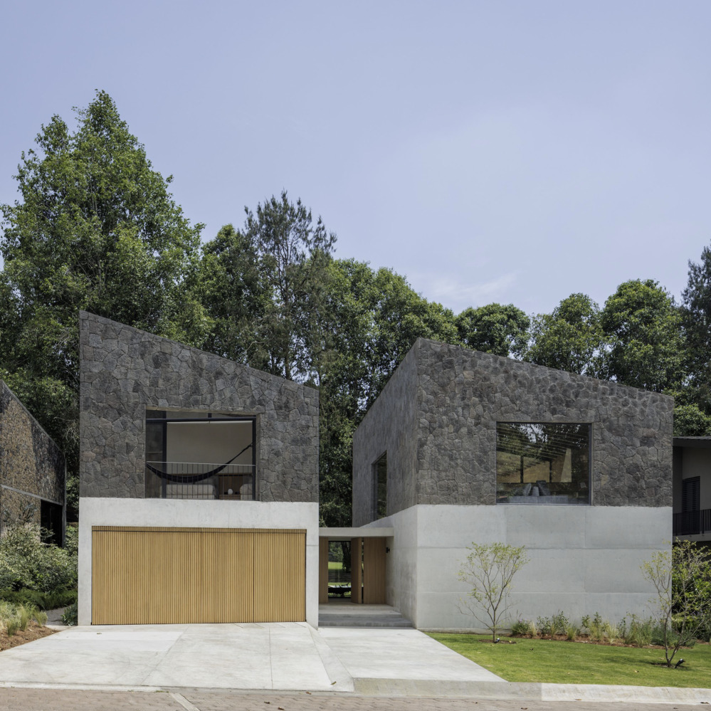 Ngôi nhà có quy mô hai tầng, được xây dựng trên khu đất rộng 400 m2 tại Mexico.
