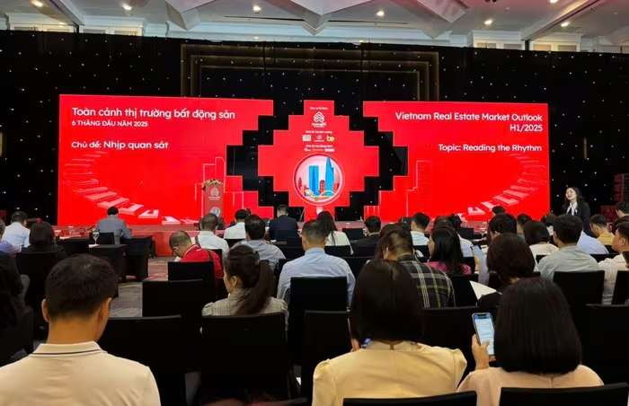 Sự kiện "Toàn cảnh thị trường bất động sản 6 tháng đầu năm 2025” tại Hà Nội