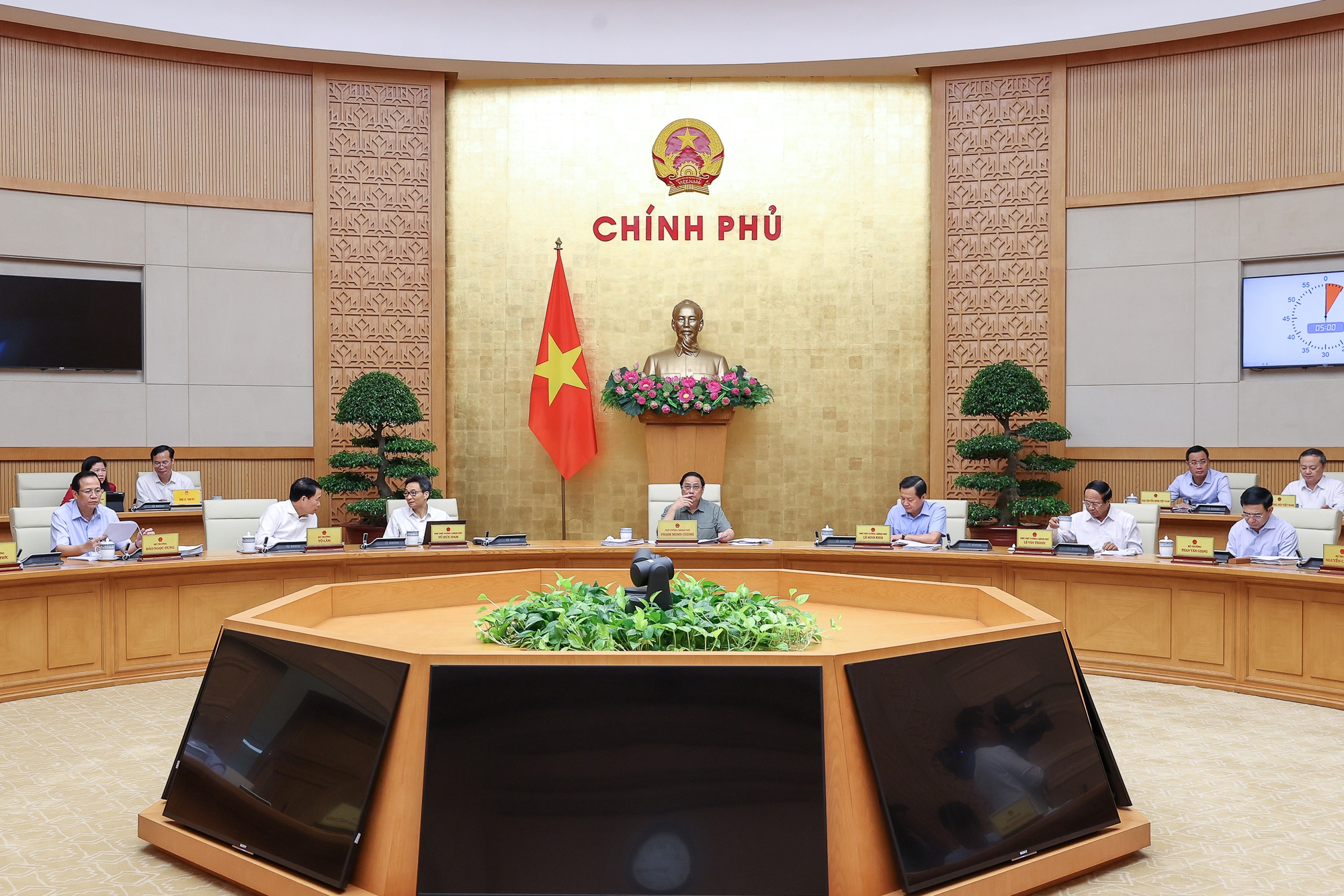 Thủ tướng Chính phủ chỉ đạo các giải pháp giúp doanh nghiệp tiếp cận vốn đẩy mạnh đầu tư, ổn định vĩ mô