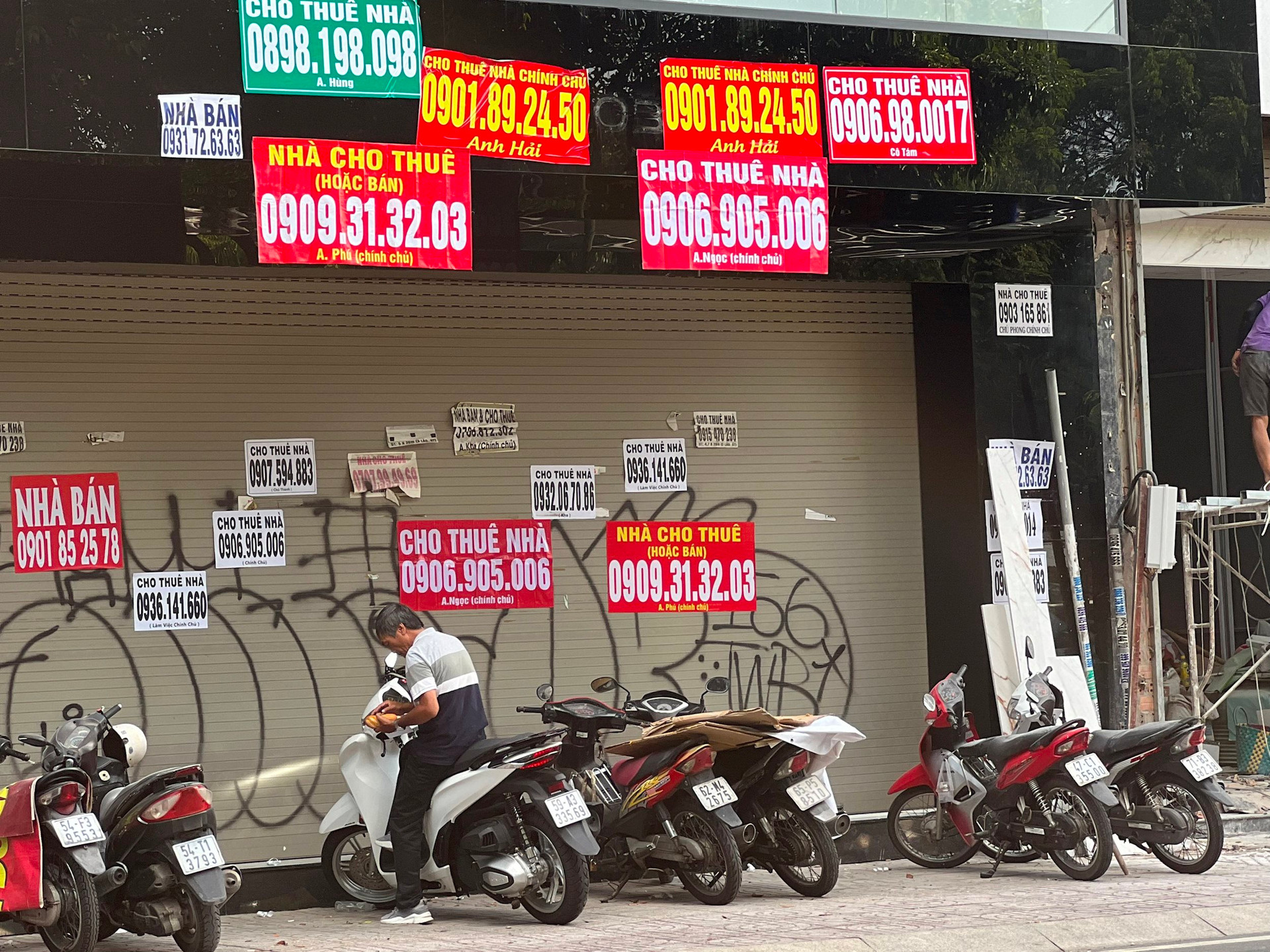 Bác xe ôm Quận 1 (TPHCM): “Dãy nhà mặt phố này từng cho thuê lên đến 1 tỷ/tháng nhưng đóng cửa im lìm suốt từ năm ngoái tới nay, giờ thành chỗ làm ăn cho mấy bà bán rong” Bác xe ôm Quận 1 (TPHCM): “Dãy nhà mặt phố này từng cho thuê lên đến 1 tỷ/tháng nhưng đóng cửa im lìm suốt từ năm ngoái tới nay, giờ thành chỗ làm ăn cho mấy bà bán rong”