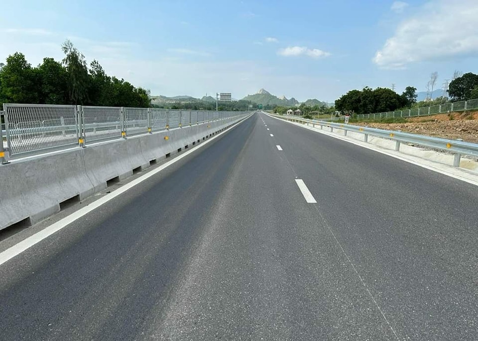 Đường cao tốc do Tập đoàn Sơn Hải thi công nghi bị đổ hóa chất phá hoại mặt đường Đường cao tốc do Tập đoàn Sơn Hải thi công nghi bị đổ hóa chất phá hoại mặt đường