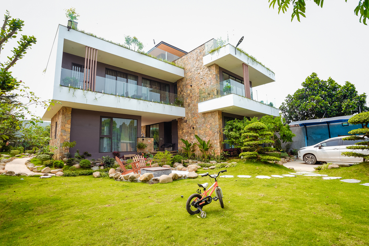 Biệt thự có 1.700 m2 sân vườn, bể bơi bao quanh