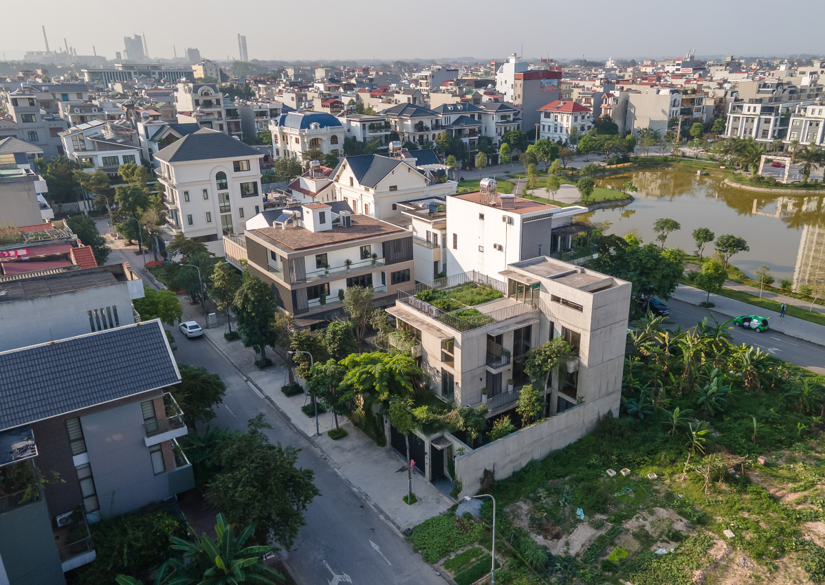 Nhà bê tông trần với vườn rau trên mái Nhà bê tông trần với vườn rau trên mái