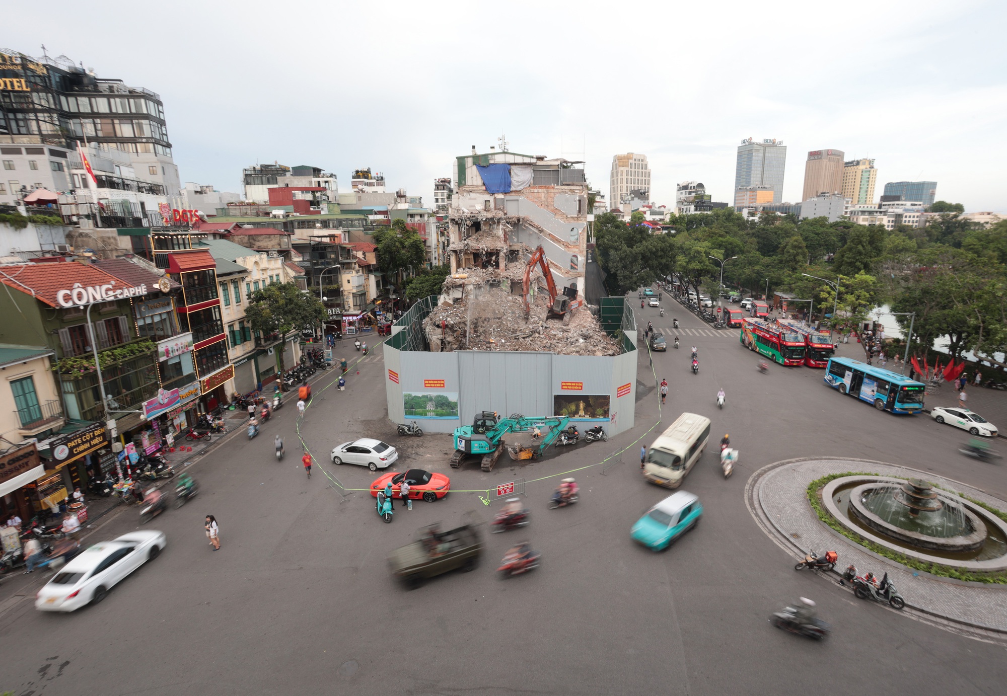 Tòa nhà Hàm Cá Mập sẽ được tháo dỡ hoàn toàn trong 5 ngày tới Tòa nhà Hàm Cá Mập sẽ được tháo dỡ hoàn toàn trong 5 ngày tới
