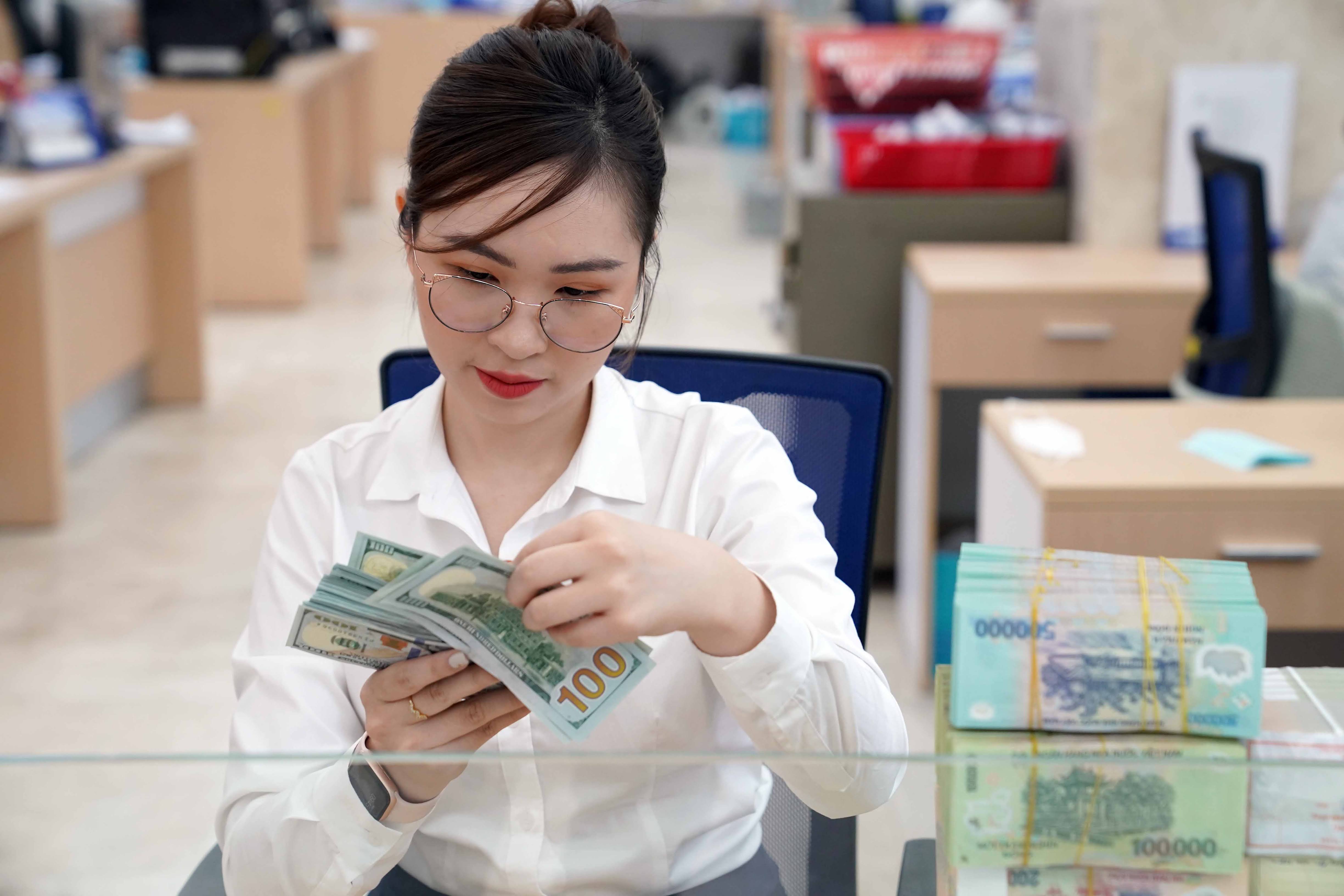 Ngân hàng Nhà nước hút ròng hơn 7.200 tỷ đồng, lãi suất liên ngân hàng tăng vọt Ngân hàng Nhà nước hút ròng hơn 7.200 tỷ đồng, lãi suất liên ngân hàng tăng vọt
