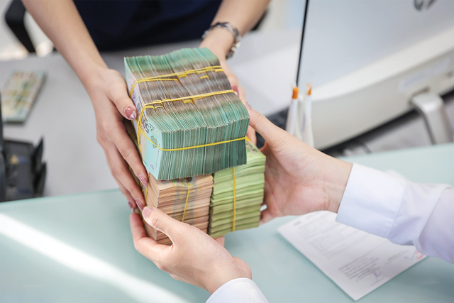 Lãi suất tiết kiệm đồng loạt tăng, ngân hàng và chuyên gia nói gì?