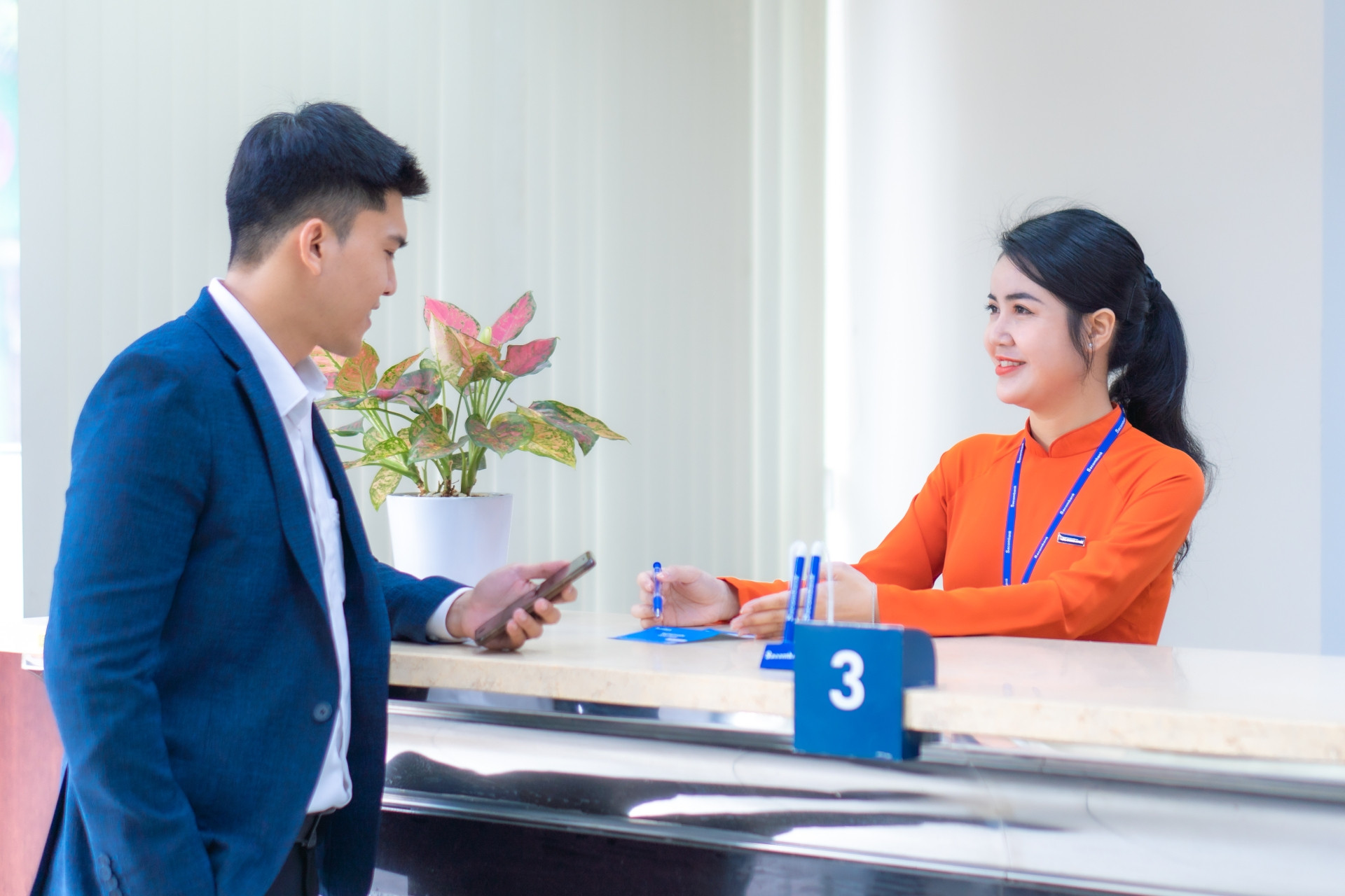 Ngân hàng TMCP Sài Gòn Thương Tín (Sacombank) đóng cửa hàng loạt điểm giao dịch