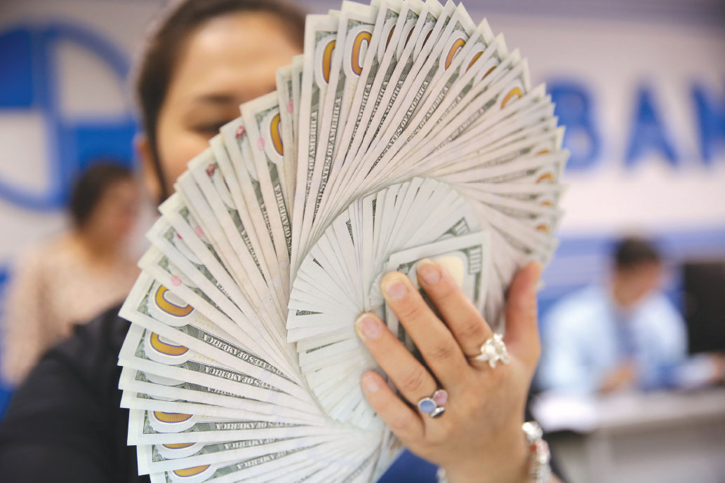 Tỷ giá USD hôm nay 6/8: Tỷ giá trung tâm giảm, USD quốc tế tiếp tục chịu áp lực