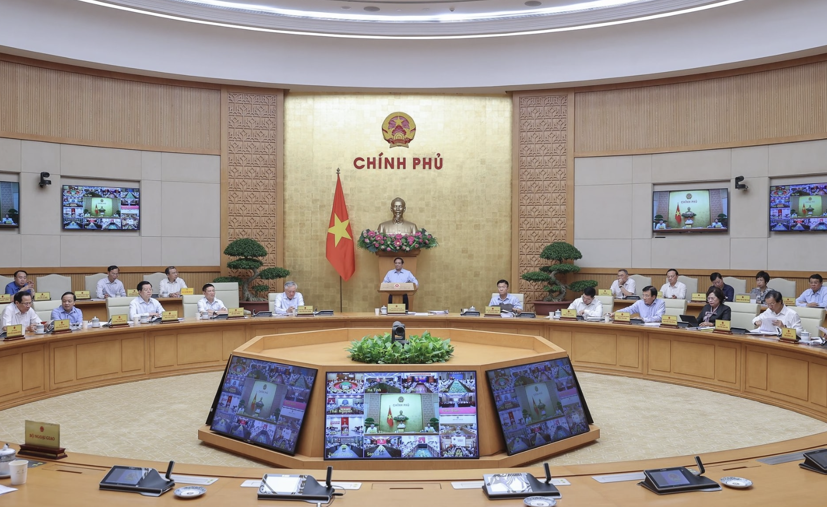 Thủ tướng: "Thời gian không còn nhiều, cần tăng tốc, bứt phá để đạt mục tiêu cả nhiệm kỳ" Thủ tướng: "Thời gian không còn nhiều, cần tăng tốc, bứt phá để đạt mục tiêu cả nhiệm kỳ"