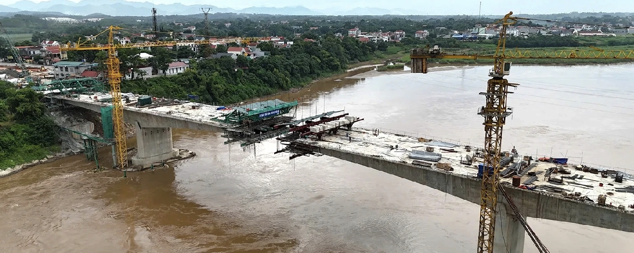 Phú Thọ: Cầu Phong Châu mới bắc qua sông Hồng tăng tốc thi công, quyết hợp long dịp Quốc khánh 2/9*