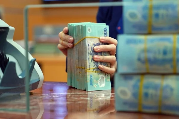 Rủi ro trái phiếu bủa vây, bất động sản vẫn dẫn sóng thị trường