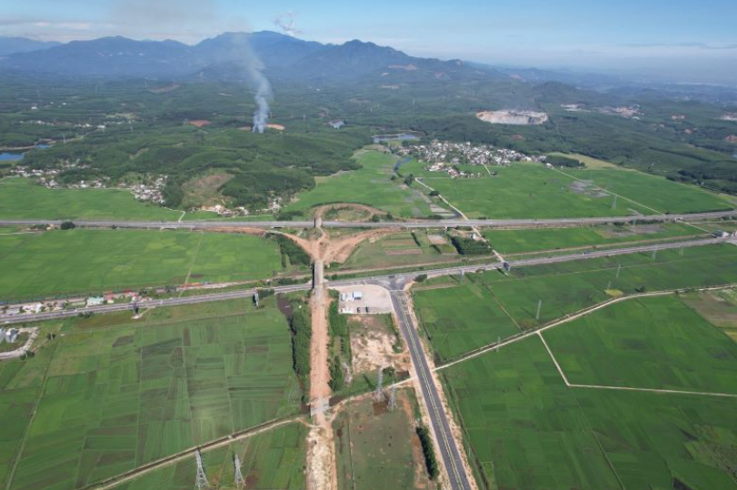 Quảng Ngãi bàn giải pháp triển khai dự án đường sắt tốc độ cao Bắc – Nam: Điều chỉnh vị trí ga, đẩy nhanh giải phóng mặt bằng