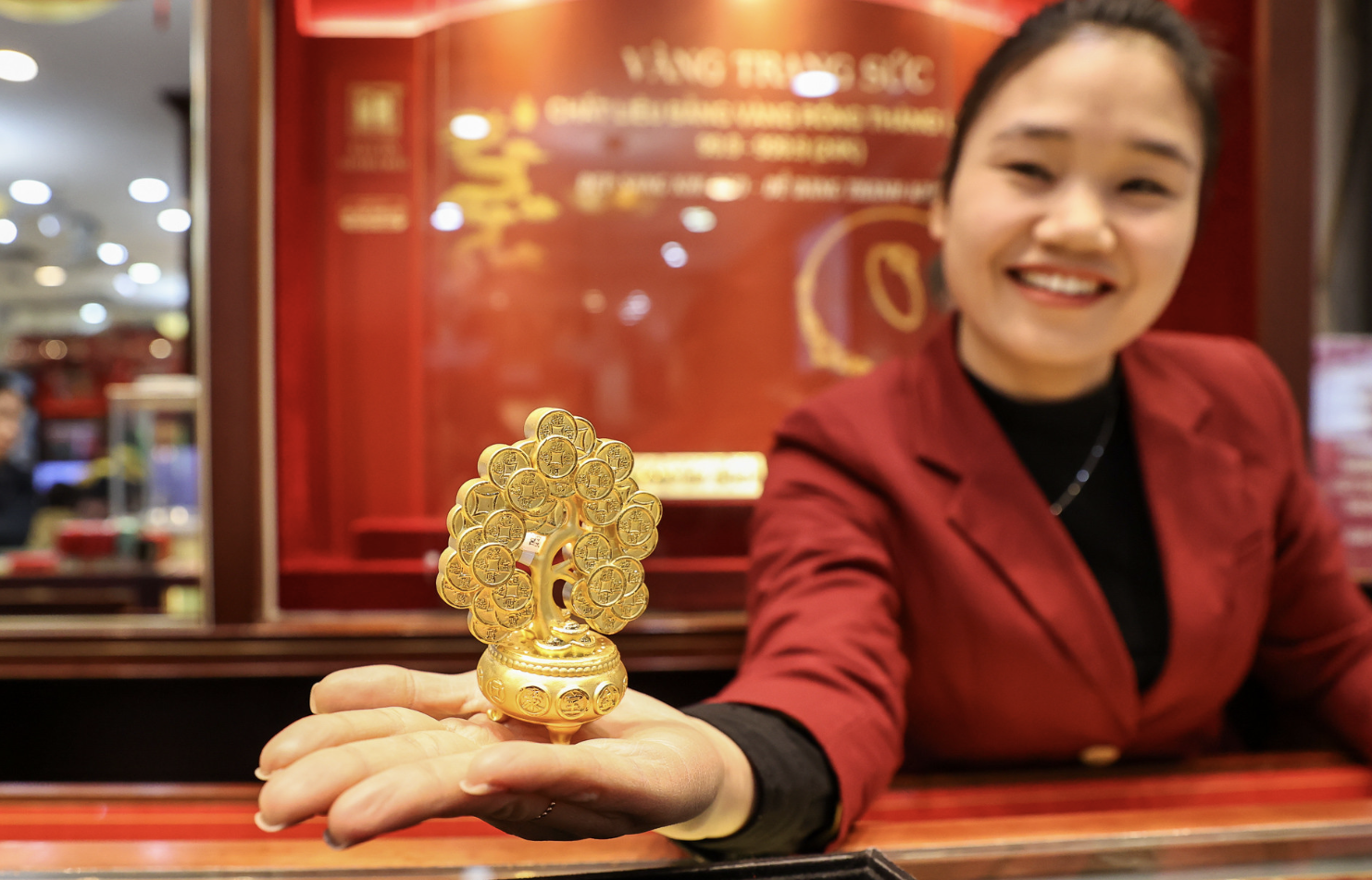 Giá vàng hôm nay 16/8: Giá vàng đảo chiều đi lên, SJC vẫn chạm đỉnh lịch sử