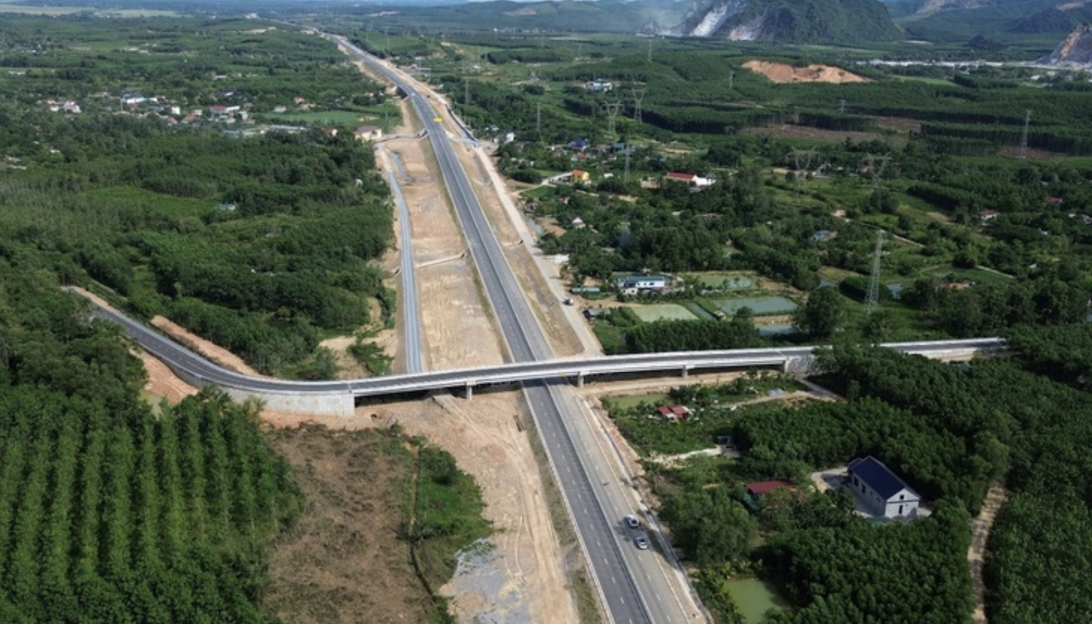 Cao tốc Bắc – Nam đoạn Vạn Ninh – Cam Lộ: Tuyến chính hoàn thành 100%, gấp rút hoàn thiện các hạng mục phụ trợ trước 19/8