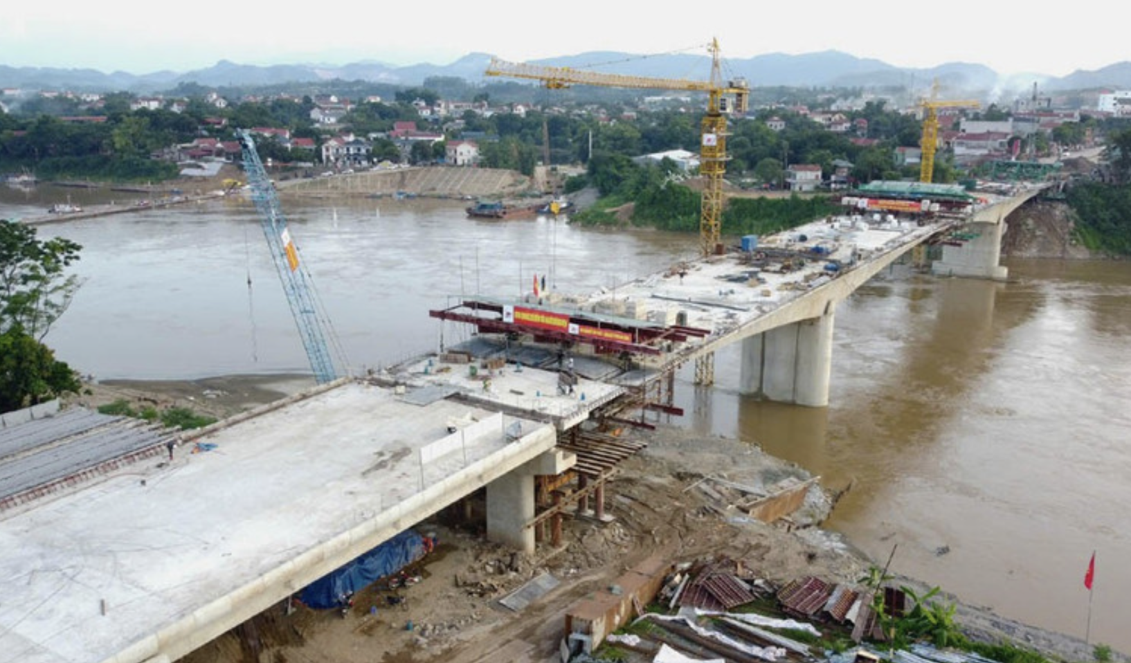 Hợp long cầu Phong Châu mới trên quốc lộ 32C: Công trình hơn 635 tỷ đồng vượt tiến độ Hợp long cầu Phong Châu mới trên quốc lộ 32C: Công trình hơn 635 tỷ đồng vượt tiến độ