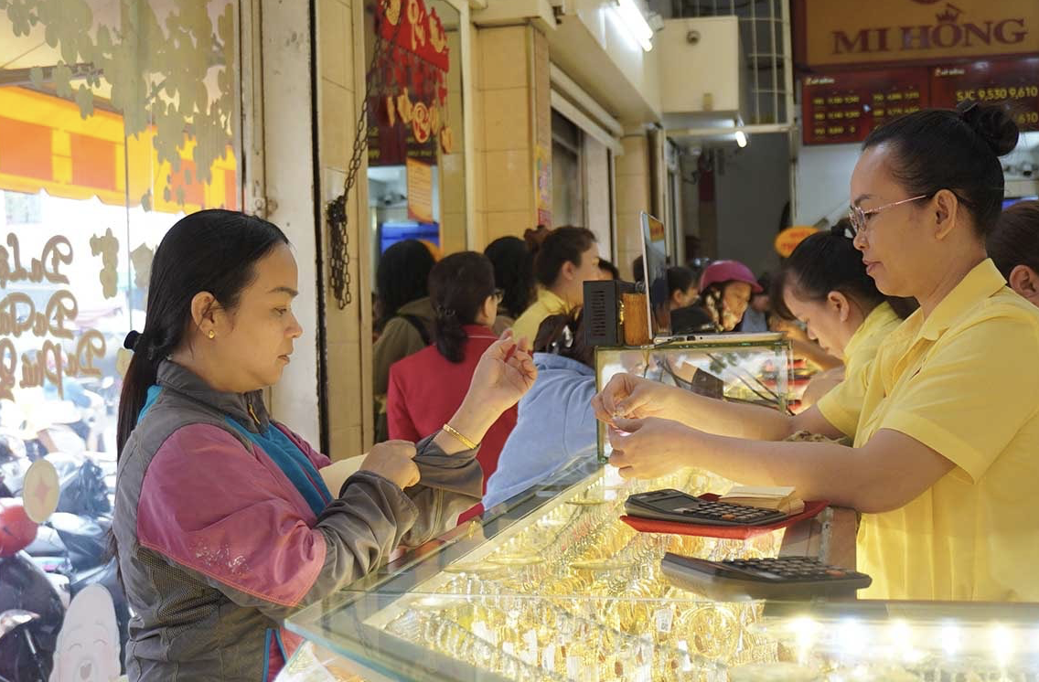 Giá vàng hôm nay 30/8: Vàng miếng tiến sát mốc 130 triệu đồng, vàng nhẫn và thế giới liên tục phá đỉnh