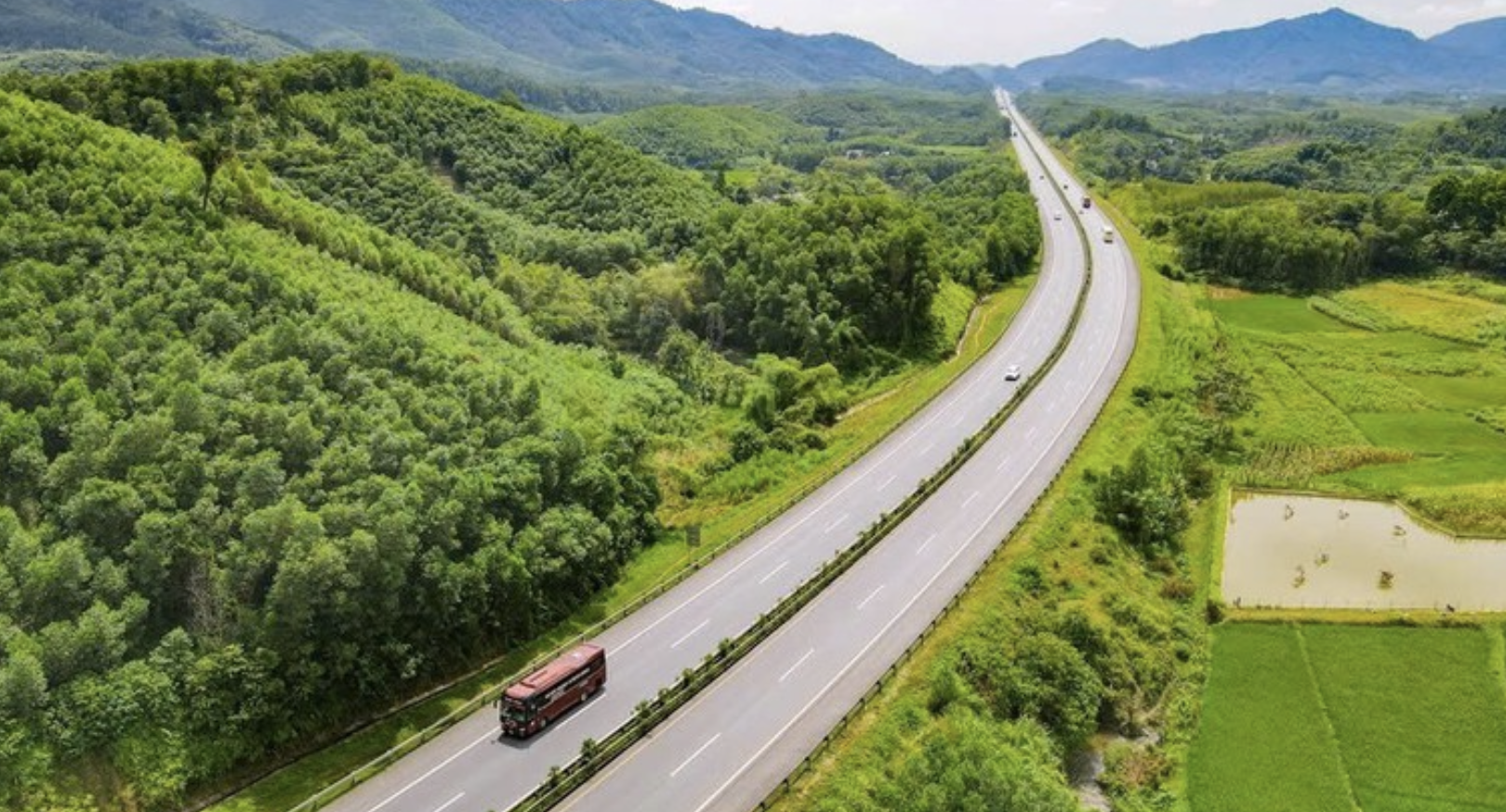 Tiếp tục đầu tư và tăng tốc: Mục tiêu đến năm 2045 hoàn thành 9.000 km cao tốc và nâng cấp 30.000 km quốc lộ Tiếp tục đầu tư và tăng tốc: Mục tiêu đến năm 2045 hoàn thành 9.000 km cao tốc và nâng cấp 30.000 km quốc lộ