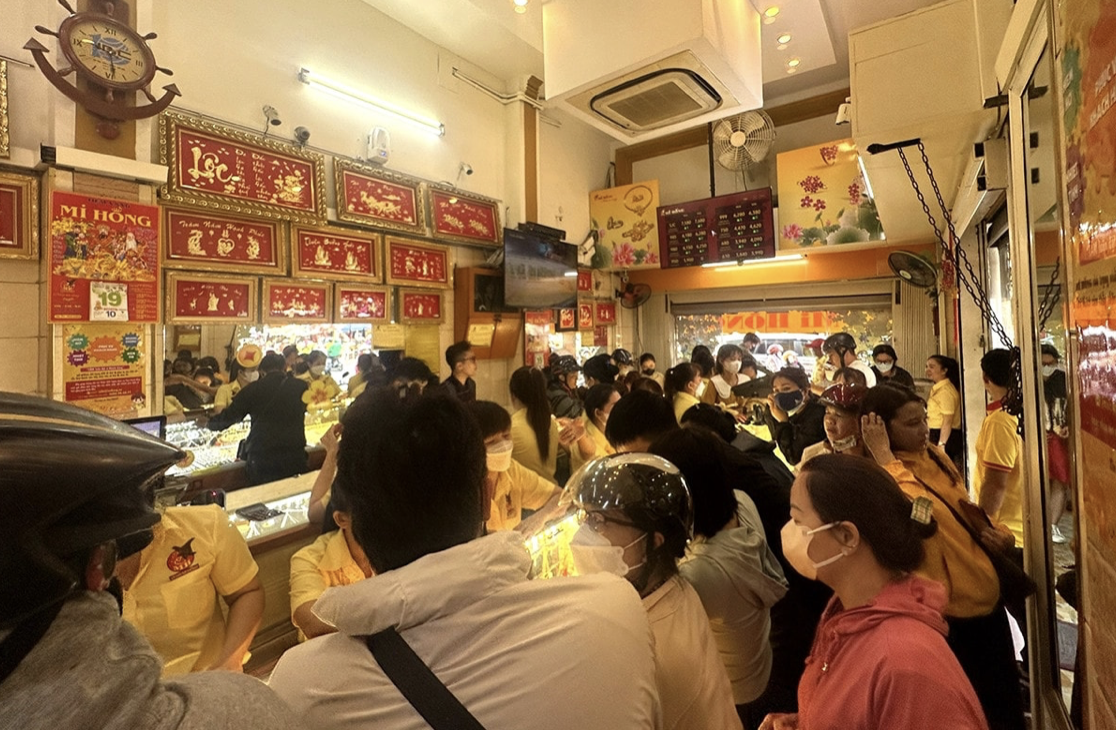 Giá vàng hôm nay 3/9/2025 nhảy vọt: Vàng miếng vào đỉnh mới, thế giới tăng vượt 3.500 USD