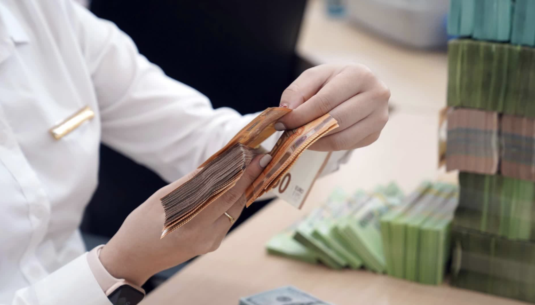 Lãi suất ngân hàng hôm nay 9/9: Ngân hàng tăng mạnh ưu đãi gửi tiết kiệm online, lãi suất cao hơn tới 1% so với gửi tại quầy