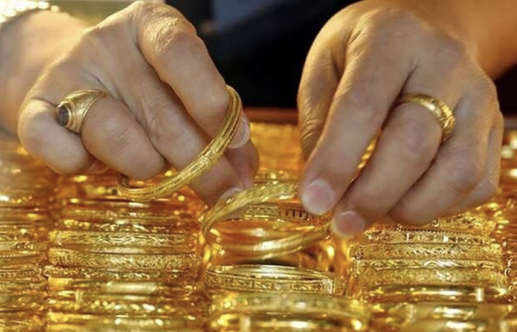 Giá vàng hôm nay 10/9: Giá trong nước bật tăng mạnh, thế giới hạ nhiệt rõ nét